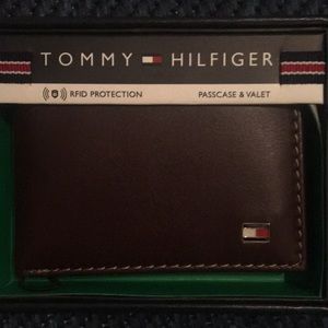 NWOT Tommy Hilfiger wallet